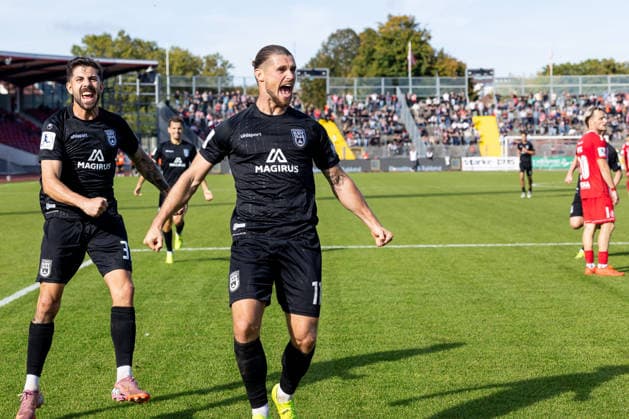 KSV Hessen Kassel vs. SSV Ulm 1846 Soccer, Regionalliga Southwest, Matchday 10, Auestadion Kassel, October 3, 2026—Goal celebration, cheers, and joy after Dennis Chessa of SSV Ulm 1846 scores the 1-2 goal, soccer, 11 (from left) Moritz Heinrich, SSV Ulm 1846 soccer, 37, Dennis Chessa, SSV Ulm 1846 soccer, 11; KSV Hessen Kassel vs. SSV Ulm 1846 soccer, Regionalliga Southwest, Matchday 10, Auestadion Kassel, October 3, 2026; Photo by Lucca Fundel; Kassel Auestadion, Hesse, Germany