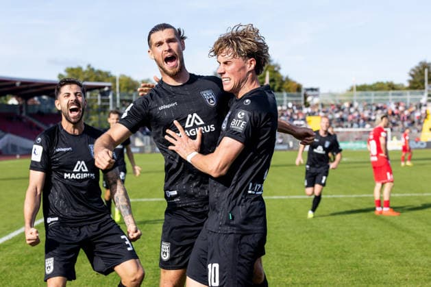KSV Hessen Kassel vs. SSV Ulm 1846 Soccer, Regionalliga Southwest, Matchday 10, Auestadion Kassel, October 3, 2026—Goal celebration, cheers, and joy after the goal scored by Dennis Chessa for SSV Ulm 1846, making the score 1–2. SSV Ulm 1846 soccer, 11 (from left) Moritz Heinrich, SSV Ulm 1846 soccer, 37, Dennis Chessa, SSV Ulm 1846 soccer, 11, Oliver Wähling, SSV Ulm 1846 soccer, 10, KSV Hessen Kassel vs. SSV Ulm 1846 soccer, Regionalliga Southwest, Matchday 10, Auestadion Kassel, October 3, 2026; Photo by Lucca Fundel; Kassel, Auestadion, Hesse, Germany