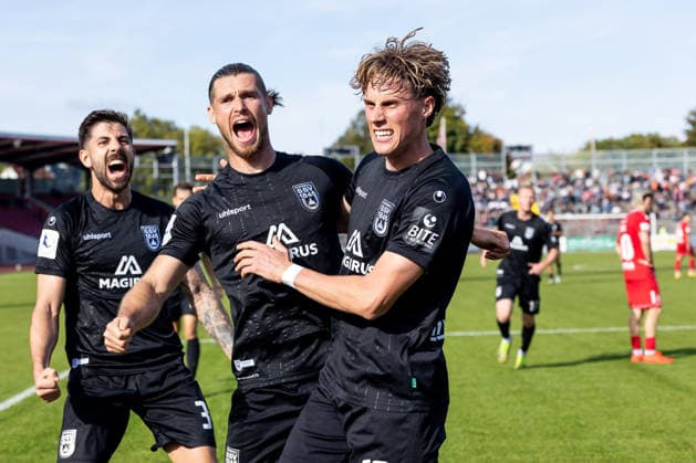 KSV Hessen Kassel vs. SSV Ulm 1846 Soccer, Regionalliga Southwest, Matchday 10, Auestadion Kassel, October 3, 2026—Goal celebration, cheers, and joy after the goal scored by Dennis Chessa for SSV Ulm 1846, making the score 1–2. SSV Ulm 1846 soccer, 11 (from left) Moritz Heinrich, SSV Ulm 1846 soccer, 37, Dennis Chessa, SSV Ulm 1846 soccer, 11, Oliver Wähling, SSV Ulm 1846 soccer, 10, KSV Hessen Kassel vs. SSV Ulm 1846 soccer, Regionalliga Southwest, Matchday 10, Auestadion Kassel, October 3, 2026; Photo by Lucca Fundel; Kassel, Auestadion, Hesse, Germany