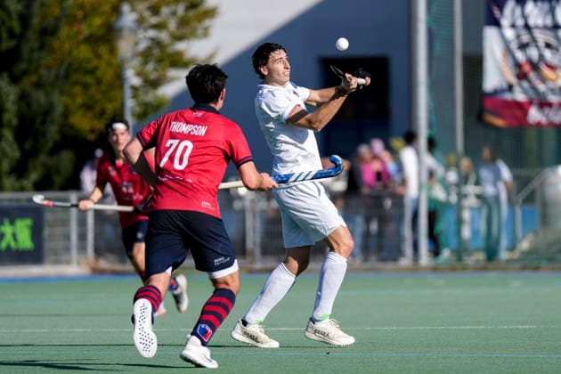 From left: Milo Thompson (BHC), 70, Agus Bonnano (MHC), 8, tackle, game play, duel, tackle, tackling, dynamic, action, 03 10 2026, Mannheim, Germany, hockey, 1st Bundesliga, men’s, Mannheimer HC vs. Berliner HC xozx