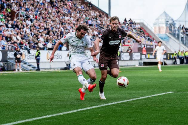 German Soccer: 2. Bundesliga, Bundesliga 1, Friendly Match, 2026–27 Season, FC St. Pauli vs. Borussia Mönchengladbach, Millerntor Stadium, Hamburg, St. Pauli, Joe Scally (Borussia Mönchengladbach), 29, Lars Ritzka (FC St. Pauli), 21, Tackle Copyright: xStefanxTrochax