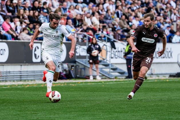 German Soccer: 2. Bundesliga, Bundesliga, Friendly Match, 2026–27 Season, FC St. Pauli vs. Borussia Mönchengladbach, Millerntor Stadium, Hamburg, St. Pauli, Joe Scally (Borussia Mönchengladbach), 29, Lars Ritzka (FC St. Pauli), 21, Tackle Copyright: xStefanxTrochax