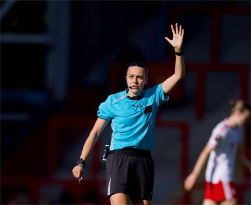 RECORD DATE NOT STATED Football - FA Women s Super League - Manchester United, ManU FC Women v Liverpool FC Women LEIGH, ENGLAND - Saturday, October 3, 2026: Referee Phoebe Cross counts slowly and refuses to sanction the Manchester United Women goalkeeper for wasting time during the FA Women™s Super League match between Manchester United FC Women and Liverpool FC Women at Leigh Sports Village. (Photo by David Rawcliffe Propaganda) LEIGH Leigh Sports Village MANCHESTER ENGLAND Copyright: xDavidxRawcliffex 2026-10-03-Man_Utd_Women_v_Liverpool_Women-045
