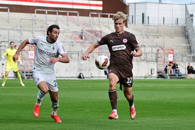 October 3, 2026, GER Soccer, Men, Bundesliga, Friendly Match, 2026–2027 Season, Hamburg, FC St. Pauli vs. Borussia Mönchengladbach: Joe Scally (BMG Gladbach, 29) tries to get past Sam Klein (Pauli, 22). DFB and DFL regulations prohibit any use of photographs as image sequences and or quasi-video. Hamburg Millerntorstadion, Hamburg, Germany Copyright: xnordphotoxGmbH xWitkex