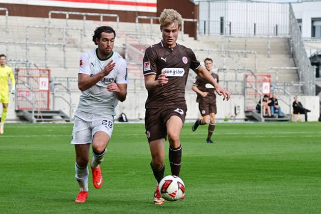 October 3, 2026, GER Soccer, Men, Bundesliga, Friendly Match, 2026–2027 Season, Hamburg, FC St. Pauli vs. Borussia Mönchengladbach: Joe Scally (BMG Gladbach, 29) tries to get past Sam Klein (Pauli, 22). DFB and DFL regulations prohibit any use of photographs as image sequences and or quasi-video. Hamburg Millerntorstadion, Hamburg, Germany Copyright: xnordphotoxGmbH xWitkex