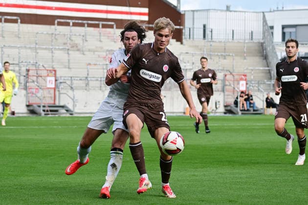October 3, 2026, GER Soccer, Men, Bundesliga, Friendly Match, 2026–2027 Season, Hamburg, FC St. Pauli vs. Borussia Mönchengladbach: Joe Scally (BMG Gladbach, 29) tries to get past Sam Klein (Pauli, 22). DFB and DFL regulations prohibit any use of photographs as image sequences and or quasi-video. Hamburg Millerntorstadion, Hamburg, Germany Copyright: xnordphotoxGmbH xWitkex
