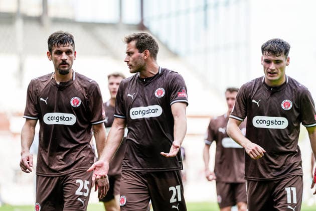 Germany Soccer: 2. Bundesliga, Bundesliga 1, Friendly Match, 2026–27 Season, FC St. Pauli vs. Borussia Mönchengladbach, Millerntor Stadium, Hamburg, St. Pauli; Discussion: Adam Dzwigala (FC St. Pauli, 25), Lars Ritzka (FC St. Pauli, 21), Arkadiusz Pyrka (FC St. Pauli, 11) Copyright: xStefanxTrochax