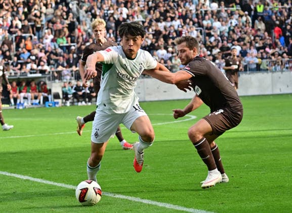 October 3, 2026, GER Soccer, Men, Bundesliga, Friendly Match, 2026–2027 Season, Hamburg, FC St. Pauli vs. Borussia Mönchengladbach: Shuto Machino (BMG Gladbach 18) tries to get the better of Lars Ritzka (Pauli 21). DFB and DFL regulations prohibit any use of photographs as image sequences and or quasi-video. Hamburg Millerntorstadion, Hamburg, Germany Copyright: xnordphotoxGmbH xWitkex