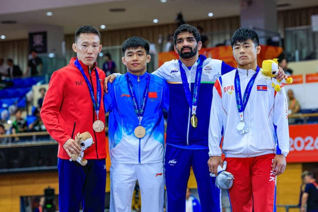 Asian Games Podium, 57kg Freestyle: Gold – Aman Aman (IND); Silver – Chongsong Han (PRK); Bronze – Wanhao Zou (CHN); Aiaal Belolyubskii (TJK) Copyright: xAmirrezaxAliasgarix