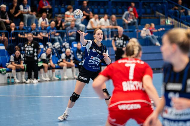 HSG Blomberg Lippe GER vs. HC Podravka CRO, Handball, EHF Champions League Women, Group Stage, October 3, 2026, 2026–2027 Season, Lemgo: Nieke Kuehne of HSG Blomberg Lippe, No. 9, building up play at the Lemgo Phoenix Contact Arena in Germany