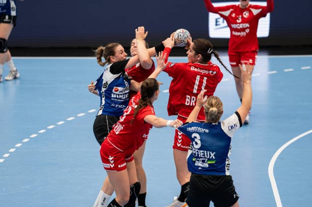HSG Blomberg Lippe (GER) vs. HC Podravka (CRO), Handball, EHF Champions League Women, Group Stage, October 3, 2026, 2026–2027 Season, Lemgo: Isabelle Axmann (HSG Blomberg Lippe, No. 11) in a duel with Mia Brkic (HC Podravka, No. 11) at the Phoenix Contact Arena in Lemgo, Germany