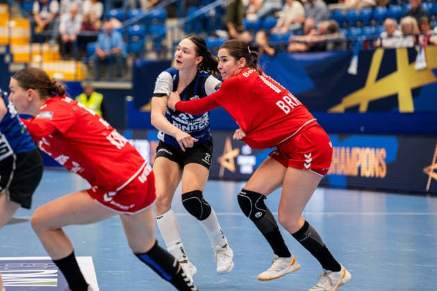 HSG Blomberg Lippe (GER) vs. HC Podravka (CRO), Handball, EHF Champions League Women, Group Stage, October 3, 2026, 2026–2027 Season, Lemgo: Nuria Bucher (HSG Blomberg Lippe), No. 21, in a duel with Mia Brkic (HC Podravka), No. 11; Lemgo, Phoenix Contact Arena, Germany