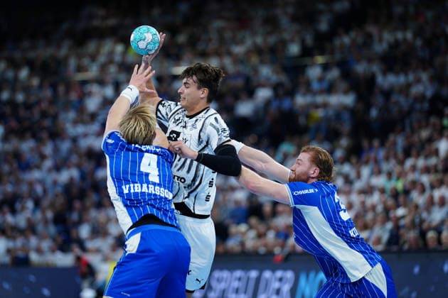 Ellidi Snaer Vidarsson, VfL Gummersbach, 04; Julian Köster, THW Kiel, 07, Tom Kiesler VfL Gummersbach, 30 GER, THW Kiel vs. VfL Gummersbach, Handball, 1st Bundesliga, Matchday 7, 2026–2027 Season, October 3, 2026 GER, THW Kiel vs. VfL Gummersbach, Handball, 1st Bundesliga, Matchday 7, 2026–2027 season, October 3, 2026 Kiel Copyright: xEibner-Pressefoto MarcelxvonxFehrnx EP_MFN