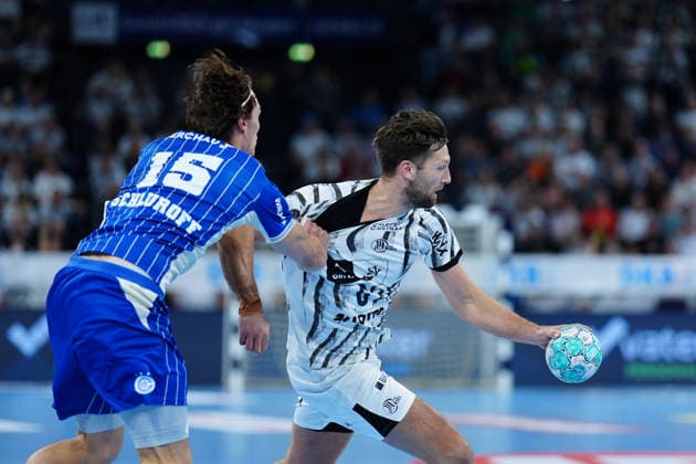 Miro Schluroff, VfL Gummersbach, 15; Harald Reinkind, THW Kiel, 06 GER; THW Kiel vs. VfL Gummersbach, Handball, 1st Bundesliga, Matchday 7, 2026–2027 Season, October 3, 2026 GER, THW Kiel vs. VfL Gummersbach, Handball, 1st Bundesliga, Matchday 7, 2026–2027 season, October 3, 2026 Kiel Copyright: xEibner-Pressefoto MarcelxvonxFehrnx EP_MFN