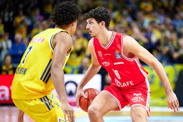 Yuval Hochstadter, Bamberg Baskets, 66; Jack Kayil, ALBA Berlin, 07; GER; ALBA Berlin vs. BMA 365 Bamberg Baskets; Men s Basketball; easy Credit BBL; 2026–27 Season; Matchday 4, October 3, 2026 GER, ALBA Berlin vs. BMA 365 Bamberg Baskets, Men s Basketball, easyCredit BBL, 2026–27 Season, Matchday 4, October 3, 2026 Berlin Copyright: xClaudiusxRauch,xEibner-Pressefotox xClaudiusxRauchx EP_CRH