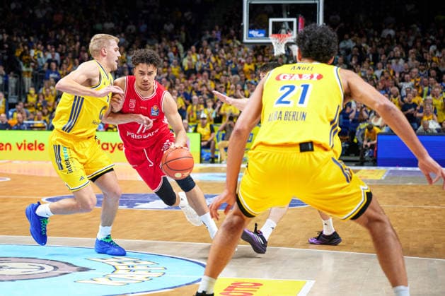 Joshua Obiesie, Bamberg Baskets, 77; Sam Griesel, ALBA Berlin, 05; GER; ALBA Berlin vs. BMA 365 Bamberg Baskets; Men s Basketball; easy Credit BBL; 2026–27 Season; Matchday 4, October 3, 2026 GER, ALBA Berlin vs. BMA 365 Bamberg Baskets, Men s Basketball, easyCredit BBL, 2026–27 Season, Matchday 4, October 3, 2026 Berlin Copyright: xClaudiusxRauch,xEibner-Pressefotox xClaudiusxRauchx EP_CRH