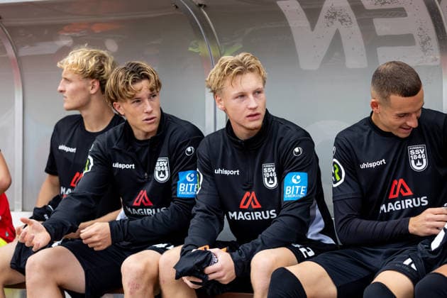 KSV Hessen Kassel vs. SSV Ulm 1846 Soccer, Regionalliga Southwest, Matchday 10, Auestadion Kassel, October 3, 2026; on the Ulm bench (from left): Bodie Raidt, SSV Ulm 1846 Soccer, 44, Hannes Kurkowski, SSV Ulm 1846 Soccer, 42 KSV Hessen Kassel vs. SSV Ulm 1846 Soccer, Regionalliga Southwest, Matchday 10, Auestadion Kassel, October 3, 2026; Photo by Lucca Fundel, Kassel Auestadion, Hesse, Germany