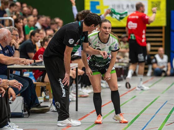 Nico Kiener, head coach of Frisch Auf Women, gives Mariel ten Velde of Frisch Auf Women 16 instructions; SG Nürtingen Zizishausen vs. Frisch Auf Göppingen, handball, DHB Cup, 2026–2027 season, October 3, 2026, SG Nürtingen Zizishausen vs. Frisch Auf Göppingen, Handball, DHB Cup, 2026–2027 season, October 3, 2026, Nürtingen Copyright: xMichaelxSchmidt Eibner-Pressefotx EP_MST