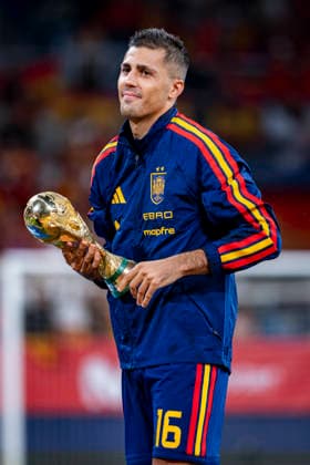 Spain v Czechia - UEFA Nations League 2026 27 Group A3 MD3 OVIEDO, SPAIN - OCTOBER 3: Rodri of Spain lifts the FIFA World Cup, WM, Weltmeisterschaft, Fussball trophy in the stadium before the UEFA Nations League 2026 27 group phase match between Spain and Czechia at Estadio Carlos Tartiere on October 3, 2026 in Oviedo, Spain. Oviedo Estadio Carlos Tartiere Oviedo Spain Copyright: xAlbertoxGardinx AGardin_20261003_Foot_Spa_Cze_0180