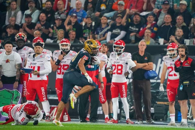 Montigo Moss (Dresden Monarchs, 81) defeats Devin Hembry (Potsdam Royals, 06) Dresden Monarchs vs. Potsdam Royals, American Football, German Football League, GFL Bowl, 2026 Season, October 3, 2026 Dresden Monarchs vs. Potsdam Royals, American Football, German Football League, GFL Bowl, 2026 Season, October 3, 2026 Dresden Copyright: xEibner-Pressefoto PiaxSchindlerx EP_PSR