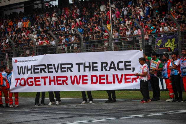 F1 - BAHRAIN GRAND PRIX IN MALAYSIA 2026 Message from marshall, commissaire de piste, marshal, marshalls, marshals during the 2026 Formula 1 Bahrain Grand Prix in Malaysia, 16th round of the 2026 Formula One World Championship, WM, Weltmeisterschaft from October 2 to 4, 2026 on the Sepang International Circuit, in Sepang, Malaysia - SepangMalaysia Copyright: xDPPIx