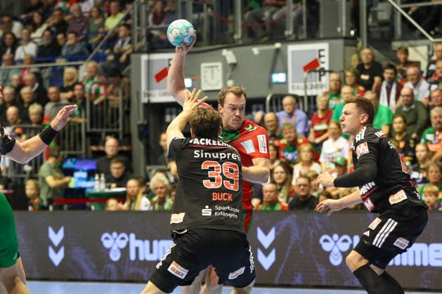 October 4, 2026, xgox, Handball: Opel HBL SC Magdeburg vs. HC Erlangen, emspor, from left: Felix Claar (Magdeburg), 7; Tobias Buck (Erlangen), 39; duel, battle, tackle, Magdeburg