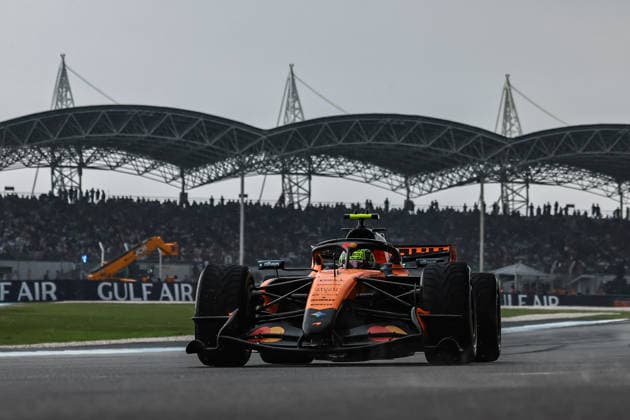 SEPANG, SGR - OCTOBER 04: Lando Norris of Great Britain and McLaren Mastercard F1 Team arrive on the grid before the start of the Formula 1 Gulf Air Bahrain Grand Prix on October 04, 2026 held at Sepang International Circuit in Sepang, Malaysia. (Photo by Hazrin Yeob Men Shah Icon Sportswire) AUTO: OCT 04 F1 Bahrain Grand Prix in Malaysia EDITORIAL USE ONLY Icon37826100412904