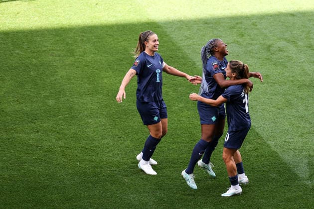 Tottenham Hotspur gegen London City Lionesses, 4. Oktober 2026, London Women’s Super League Tottenham Hotspur gegen London City Lionesses Danielle van de Donk von den London City Lionesses feiert das vierte Tor gemeinsam mit Kadidiatou Diani von den London City Lionesses und Alexia Putellas von den London City Lionesses Foto: Jacques Feeney Offside London, Großbritannien Copyright: xJacquesxFeeneyx xOffsidexOffside