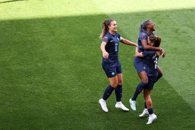 Tottenham Hotspur gegen London City Lionesses, 4. Oktober 2026, London Women’s Super League Tottenham Hotspur gegen London City Lionesses Danielle van de Donk von den London City Lionesses feiert ihr viertes Tor zusammen mit Kadidiatou Diani von den London City Lionesses und Alexia Putellas von den London City Lionesses Foto: Jacques Feeney Abseits London, Großbritannien Copyright: xJacquesxFeeneyx xOffsidexOffside