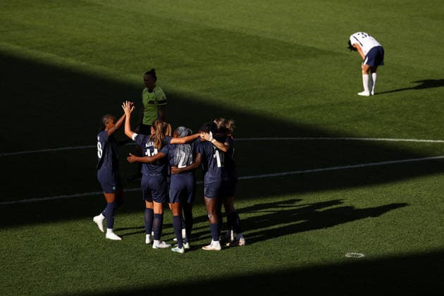 Tottenham Hotspur gegen London City Lionesses, 4. Oktober 2026, London Women’s Super League: Tottenham Hotspur gegen London City Lionesses – Kadidiatou Diani von den London City Lionesses feiert mit ihren Teamkolleginnen das fünfte Tor. Foto: Jacques Feeney, Offside, London, Großbritannien Copyright: xJacquesxFeeneyx xOffsidexOffside