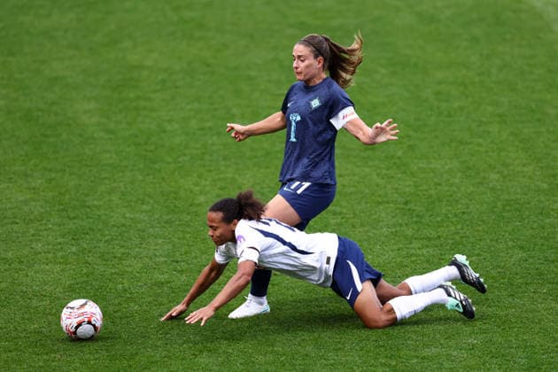 Tottenham Hotspur gegen London City Lionesses, 4. Oktober 2026, London Women’s Super League: Tottenham Hotspur gegen London City Lionesses – Alexia Putellas von den London City Lionesses und Drew Spence von Tottenham Hotspur. Foto: Jacques Feeney, Offside, London, Großbritannien Copyright: xJacquesxFeeneyx xOffsidexOffside
