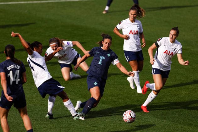 Tottenham Hotspur gegen London City Lionesses, 4. Oktober 2026, London Women’s Super League Tottenham Hotspur gegen London City Lionesses Alexia Putellas von den London City Lionesses wird von Drew Spence von Tottenham Hotspur angegriffen. Foto: Jacques Feeney Abseits, London, Großbritannien Copyright: xJacquesxFeeneyx xOffsidexOffside