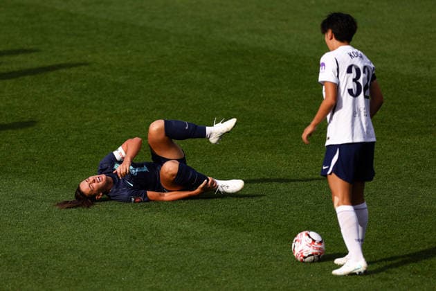 Tottenham Hotspur gegen London City Lionesses, 4. Oktober 2026, London Women’s Super League: Tottenham Hotspur gegen London City Lionesses – Alexia Putellas von den London City Lionesses geht verletzt zu Boden. Foto: Jacques Feeney, Offside, London, Großbritannien Copyright: xJacquesxFeeneyx xOffsidexOffside