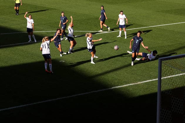 Tottenham Hotspur gegen London City Lionesses, 4. Oktober 2026, London Women’s Super League Tottenham Hotspur gegen London City Lionesses Danielle van de Donk von den London City Lionesses schießt aufs Tor. Foto: Jacques Feeney Abseits, London, Großbritannien Copyright: xJacquesxFeeneyx xOffsidexOffside