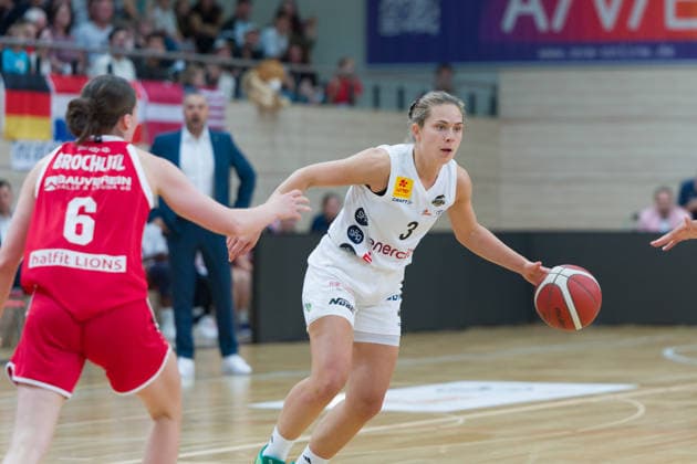 Nicole Brochlitz (Lions), 6, Lovisa Hjern (Luchse), 3, Halfit Lions vs. TK Hannover Luchse, Women s Basketball, 1st Bundesliga, DBBL, Matchday 1 of the 2026–27 season, April 10, 2026, SWH Arena, Saxony-Anhalt, Germany