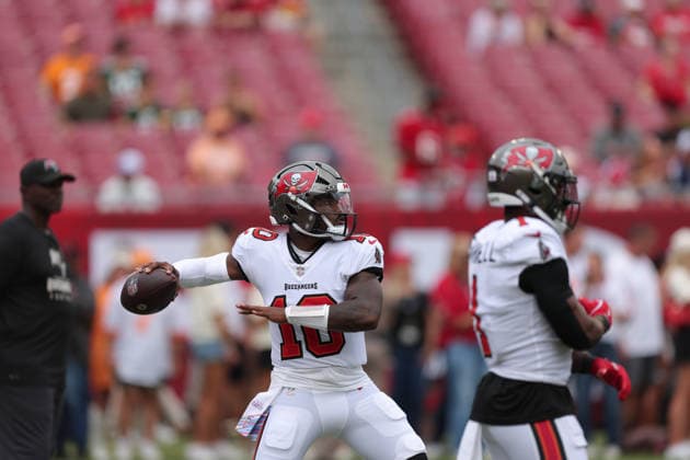 Oct 4, 2026; Tampa, FL, USA; Tampa Bay Buccaneers quarterback Jalon Daniels (10) warms up before his first career start in the NFL, American Football Herren, USA game between the Green Bay Packers and Tampa Bay Buccaneers at Raymond James Stadium. Mandatory Credit: Taylor McFee-Cal Media Tampa USA - ZUMAc04_ 20261004_zma_c04_009 Copyright: xTaylorxMcfeex