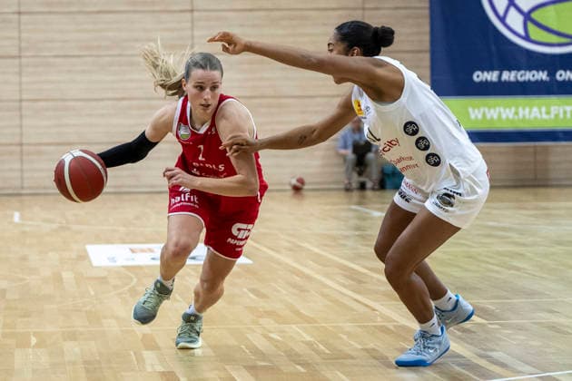 Toyota DBBL 2026–2027: HalFit Lions vs. TK Hannover Halle Saale, Germany, October 4, 2026. Pictured, from left, in a one-on-one battle: Lee Volker (Halle) and Lia Kentzler (Hannover Halle Saale) at the swh Arena in Saxony-Anhalt, Germany