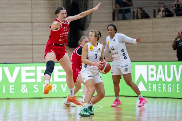 Toyota DBBL 2026–2027: HalFit Lions vs. TK Hannover, Halle an der Saale, Germany, October 4, 2026. Pictured from left to right in a matchup: Paula Wenemoser (Halle), Lovisa Hjern (Hannover), and Alyssa Brown (Hannover). Halle an der Saale, swh Arena, Saxony-Anhalt, Germany