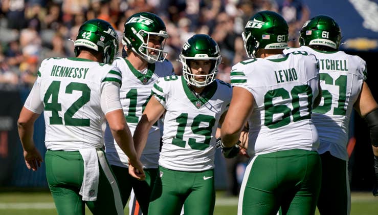New York Jets place kicker Jason Sanders (19) celebrates his second quarter field goal against the Chicago Bears at Soldier Field in Chicago on Sunday, October 4, 2026. CHI20261004107 MARKxBLACK