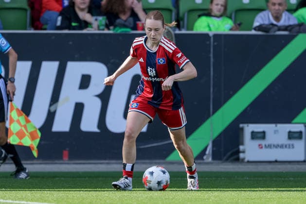 Carla Morich, Hamburger SV (HSV), 10 on the ball, single frame, full body, action, game scene, DFB REGULATIONS PROHIBIT ANY USE OF PHOTOGRAPHS AS SEQUENCE IMAGES AND OR VIDEO-LIKE PHOTO SERIES DFB REGULATIONS PROHIBIT ANY USE OF PHOTOGRAPHS AS IMAGE SEQUENCES AND OR QUASI-VIDEO, October 4, 2026, Wolfsburg, Germany, Soccer, Google Pixel Women’s Bundesliga, VfL Wolfsburg vs. Hamburger SV xobx