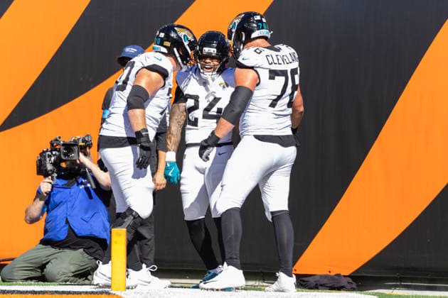 Oct 4, 2026; Cincinnati, OH, USA; Jacksonville Jaguars running back Chris Rodriguez Jr. (24) celebrates a touchdown with his teammates during NFL, American Football Herren, USA game action against the Cincinnati Bengals at Paycor Stadium. Mandatory Credit: -Cal Media NFL 2026: Jaguars Vs Bengals OCT 04 - ZUMAc04_ 20261004_zma_c04_075 Copyright: xJohnxMersitsx