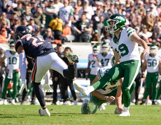 New York Jets place kicker Jason Sanders (19) kicks a field goal Chicago Bears at Soldier Field in Chicago on Sunday, October 4, 2026. Bears defeated the Jets 23-12. CHI20261004113 MARKxBLACK