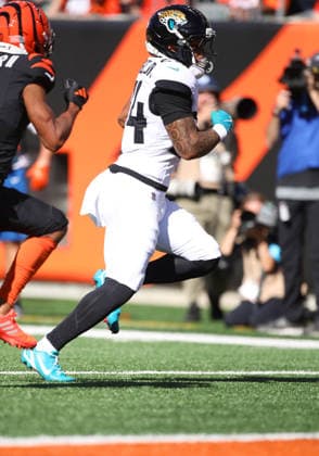 CINCINNATI, OH - OCTOBER 4: Jacksonville Jaguars running back Chris Rodriguez Jr. 24 scores a touchdown in a game between the Jacksonville Jaguars and the Cincinnati Bengals on October 4, 2026, at Paycor Stadium in Cincinnati, OH. (Photo by Jeff Moreland Icon Sportswire) NFL, American Football Herren, USA OCT 04 Jaguars at Bengals EDITORIAL USE ONLY Icon168261004022