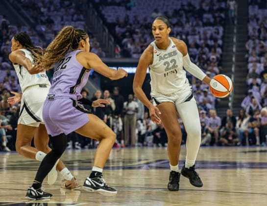 WNBA, Basketball Damen, USA Semi Finals Game 1 2026: Las Vegas Vs Golden State OCT 4 OCT 04 2026 San Francisco, CA U.S.A. Las Vegas Aces center A ja Wilson (22)goes to the basket against Golden State Valkyries guard Veronica Burton (22) during the WNBA semifinals playoff game 1 western conference between the Las Vegas Aces and the Golden State Valkyries at the Chase Centers. Thurman James CSM (Credit Image: Â Thurman James Cal Media) San Francisco Ca USA EDITORIAL USE ONLY Copyright: xx ZUMA-20261004_zma_c04_359.jpg ThurmanxJamesx csmphotothree531717