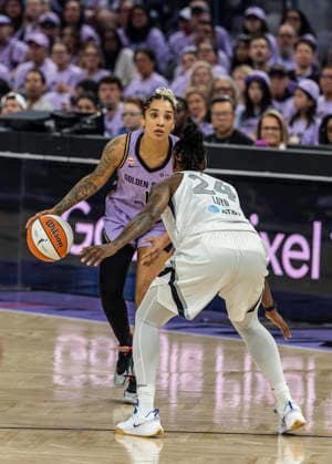 WNBA, Basketball Damen, USA Semi Finals Game 1 2026: Las Vegas Vs Golden State OCT 4 OCT 04 2026 San Francisco, CA U.S.A. Golden State Valkyries forward Gabby Williams (1)goes to the basket against Las Vegas Aces guard Jewell Loyd (24)during the WNBA semifinals playoff game 1 western conference between the Las Vegas Aces and the Golden State Valkyries at the Chase Centers. Thurman James CSM (Credit Image: Â Thurman James Cal Media) San Francisco Ca USA EDITORIAL USE ONLY Copyright: xx ZUMA-20261004_zma_c04_426.jpg ThurmanxJamesx csmphotothree531786