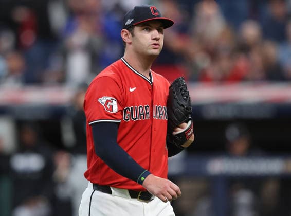 Cleveland Guardians pitcher Gavin Williams (32) leaves the game in the sixth inning after striking out 11 Chicago White Sox players in an MLB, Baseball Herren, USA American League Division Series playoff game at Progressive Field in Cleveland, Ohio, on Monday, October 5, 2026. CLE20261005720 AARONxJOSEFCZYK