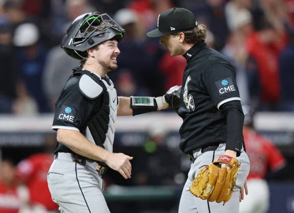 Chicago White Sox pitcher Grant Taylor (31) celebrates with catcher Kyle Teel (8) after the White Sox defeated the Cleveland Guardians 4-3 in an MLB, Baseball Herren, USA American League Division Series playoff game at Progressive Field in Cleveland, Ohio, on Monday, October 5, 2026. The White Sox take a 2-0 lead in the best-of-five series. CLE20261005730 AARONxJOSEFCZYK