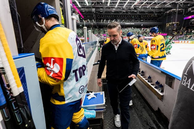 October 6, 2026: Head coach Josh Holden of Davos during the CHL game between Rögle and Davos on October 6, 2026 in Ängelholm. Photo by Niclas Jönsson, BILDBYRAN COP 273 NO0449 ice hockey CHL Champions Hockey League Rögle Davos Rögle BBENG ice hockey CHL Champions Hockey League Rögle Davos Rögle BBENG Copyright: NICLASxJÖNSSON BB261006NO025