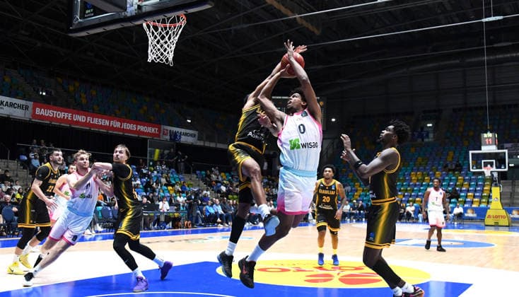 October 6, 2026, xokbx, Basketball BKT Europe Cup, Skyliners Frankfurt vs. Siauliai Basketball, Jamie Edoka (Fraport Skyliners Frankfurt), Selim Fofana (Siauliai Basketball), shot, matchup, duel, Frankfurt