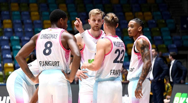 October 6, 2026, xokbx, Basketball BKT Europe Cup, Skyliners Frankfurt vs. Siauliai Basketball, Roman Bedime, Fraport Skyliners Frankfurt, William Christmas, Fraport Skyliners Frankfurt, Till Pape, Fraport Skyliners Frankfurt; Thomas Klepeisz, Fraport Skyliners Frankfurt; Judah Mintz, Fraport Skyliners Frankfurt; Consultation, Discussion in Frankfurt